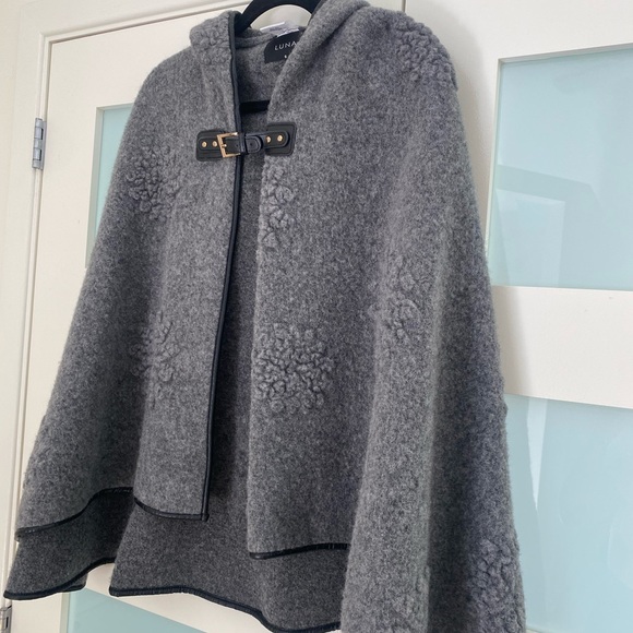 LUNA Wool Poncho - Picture 2 of 4